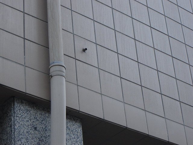 Détail de drainage de lame ventilée en façade.